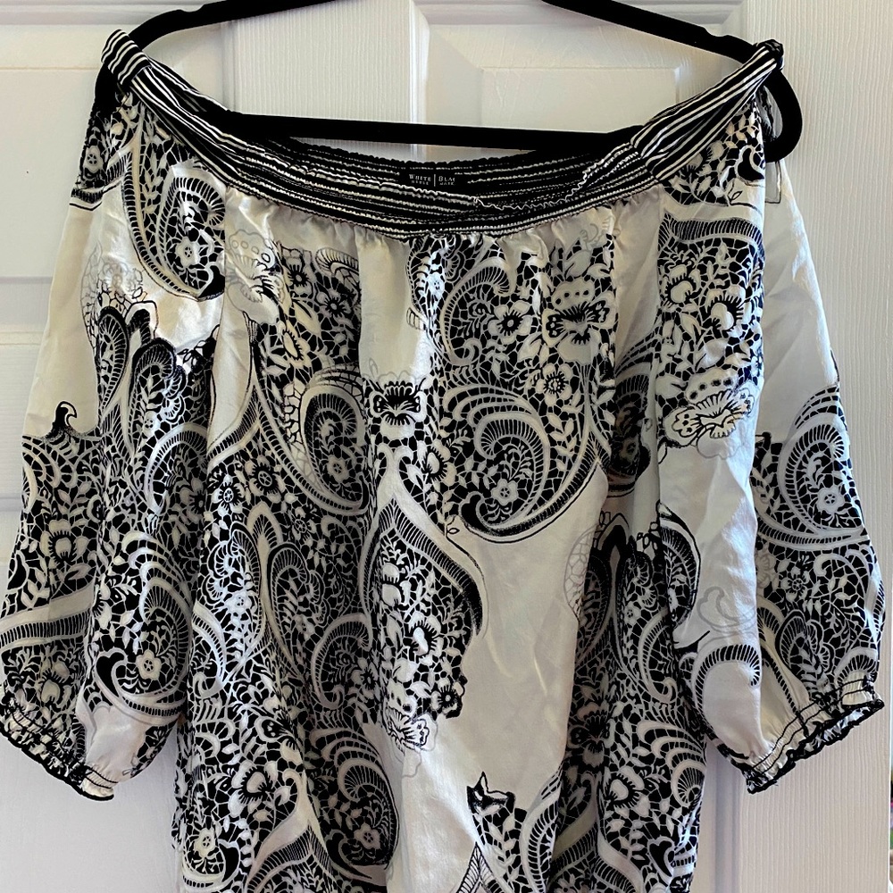 SOLD!!!!!’Off the shoulder White House black market blouse 🖤